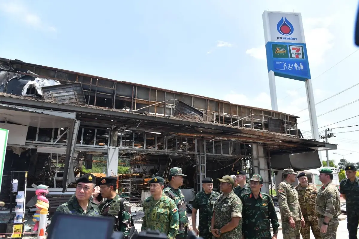 รัฐบาลพร้อมชาวกันทรลักษ์ สื่อมวลชน ร่วมวางดอกไม้แด่ผู้บริสุทธิ์เสียชีวิตที่ปั๊ม ปตท.