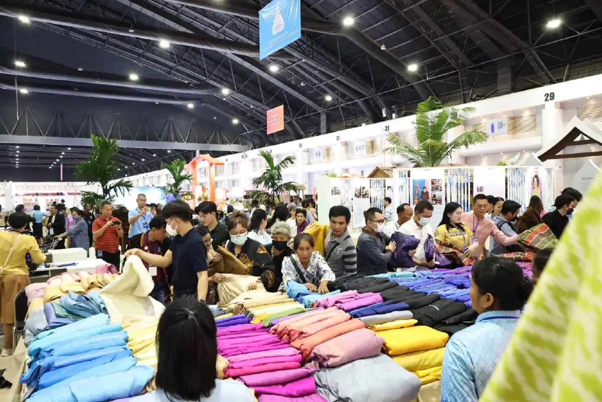 “OTOP ศิลปาชีพ ปี 68” ผ้าไทยสุดฮิต คนแห่ช้อปแน่น รับเทศกาลวันแม่