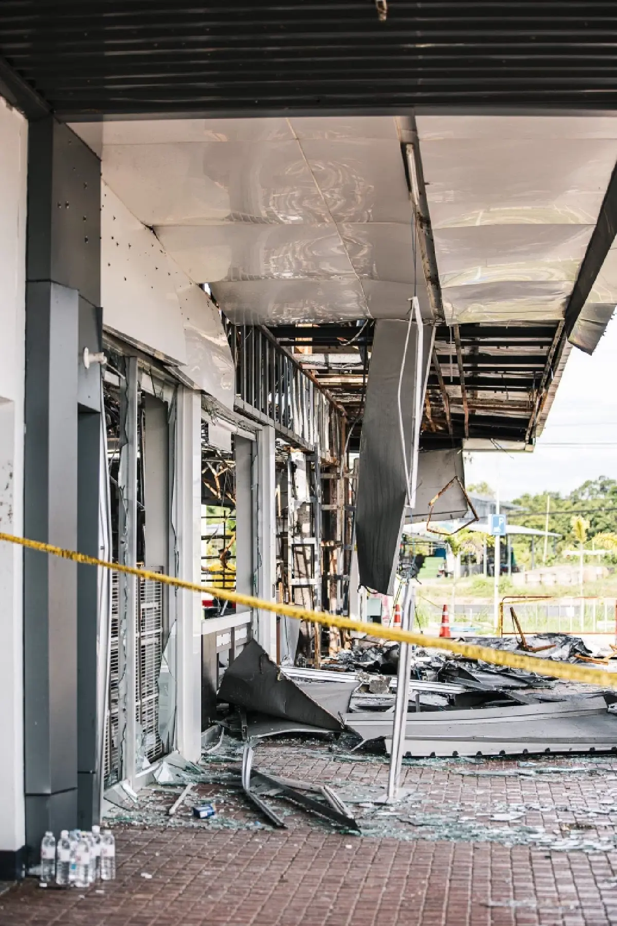 จิตอาสา เก็บกู้ซาก 7-11 ปตท.บ้านผือ ศรีสะเกษ ถูก BM-21 กัมพูชาตกใส่