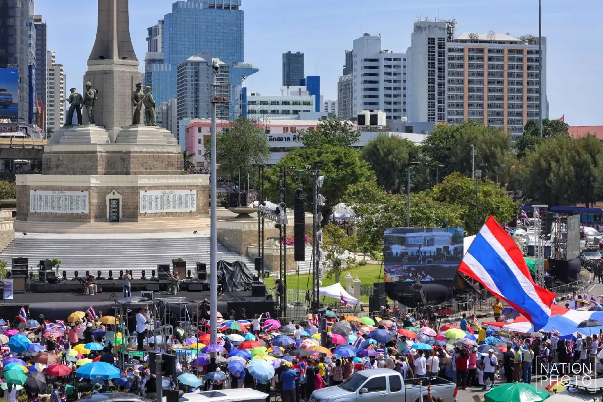 ภาพล่าสุด ม็อบชุมนุม อนุสาวรีย์ชัยฯ ตร.คุมเข้มพื้นที่ เช็กทางเลี่ยง