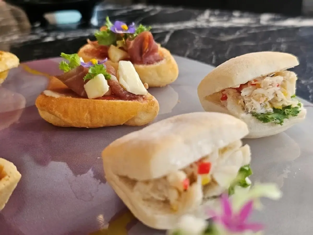 'ชุดน้ำชายามบ่าย' ขนมหวาน สุดพิเศษ โดย 'เชฟลอว์เรนซ์ โบโบ'