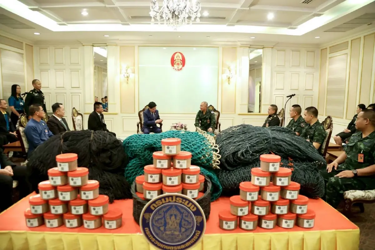 'กระทรวงเกษตรฯ' ส่งมอบ อวนตาข่าย-กะปิ ทหารชายแดนไทย-กัมพูชา ปกป้องอธิปไตย