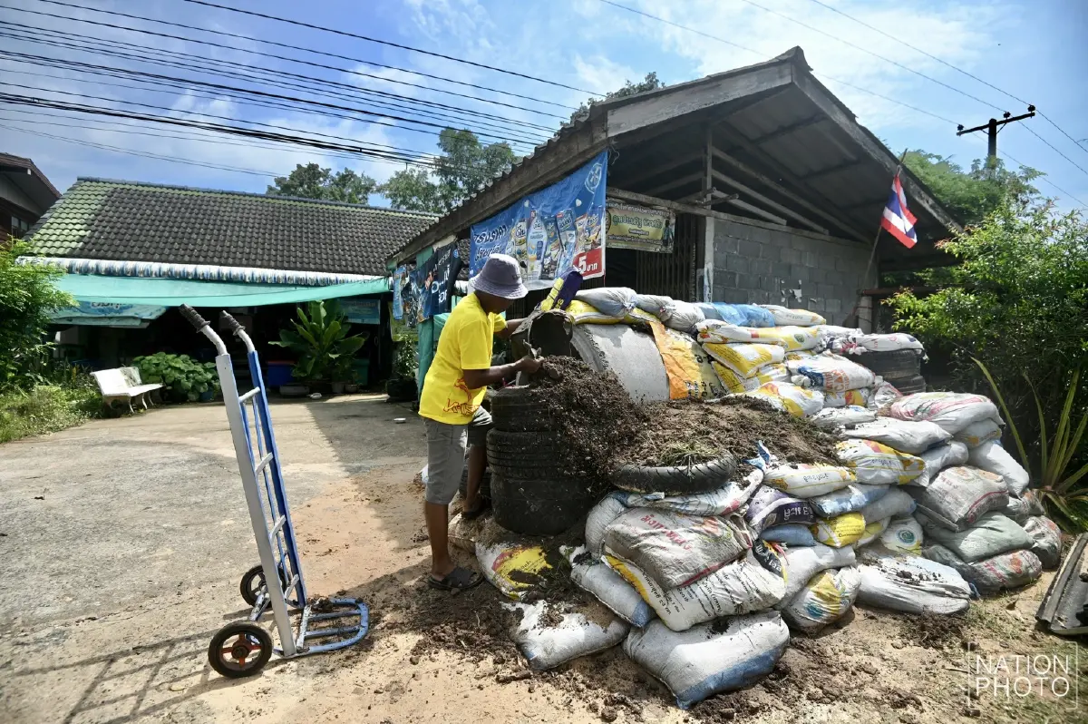 ชาวสุรินทร์เร่งสร้าง หลุมหลบภัย รับมือสถานการณ์ชายแดนไทย-กัมพูชา