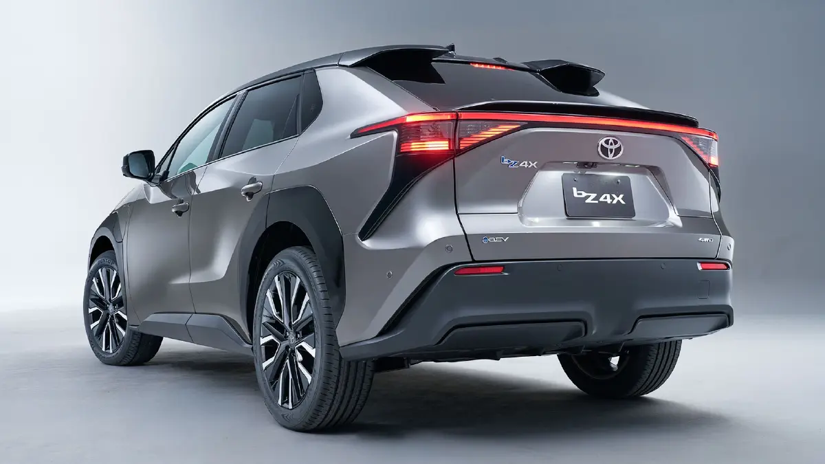มาแล้ว 'Toyota bZ4X' ราคาดี เริ่ม 1.5 ล้านบาท 2 ทางเลือก FWD-AWD