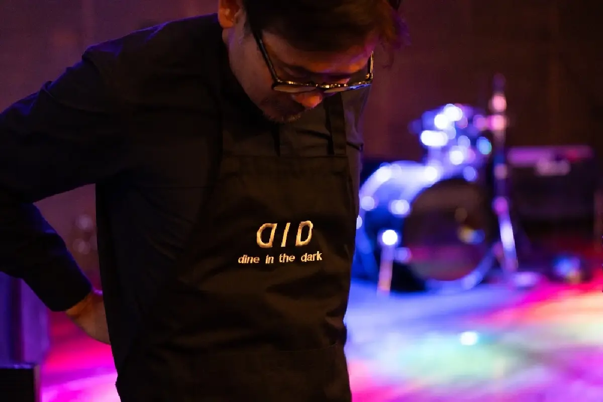 ร้านอาหาร Dine in The Dark การเดินทางของรสชาติอาหารในความมืด