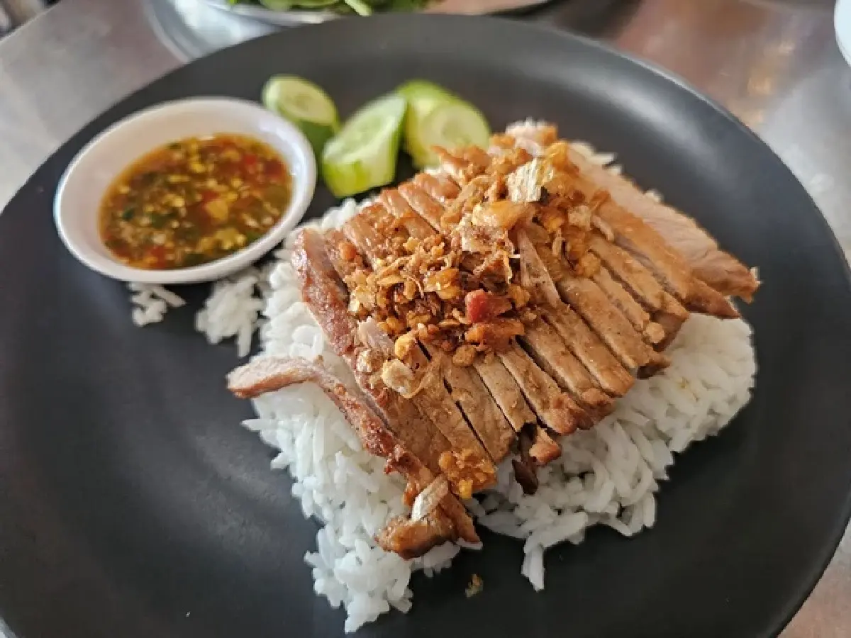 ‘ธัญพร เนื้อตุ๋น’ ขายมา 33 ปี ใน ‘ซอยวัชรพล’ หมูตุ๋น ก็อร่อยนะ