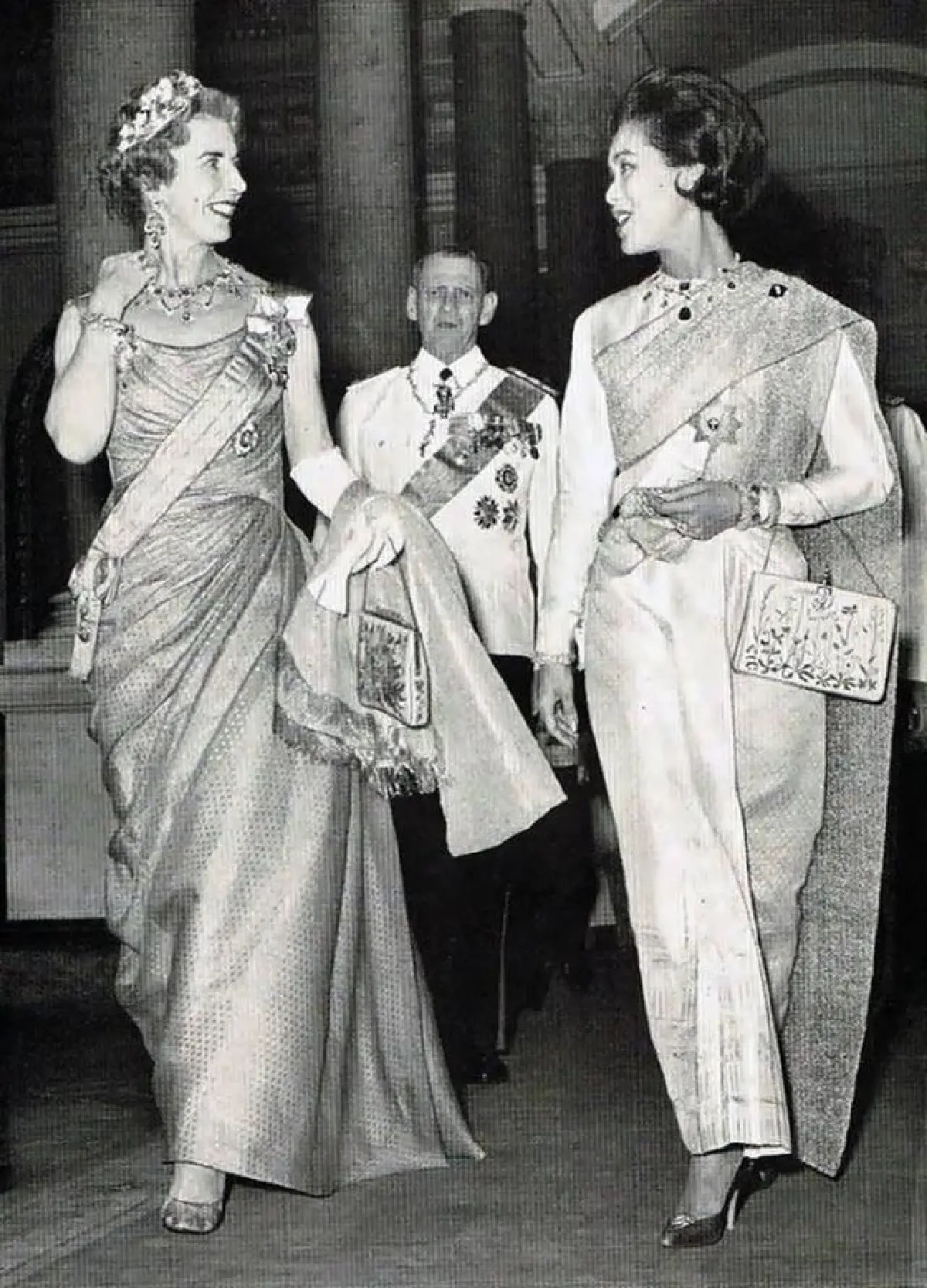 ชุดไทยพระราชนิยม  ภูษาแห่งพระราชปณิธาน สมเด็จพระพันปีหลวง