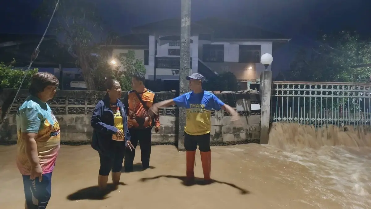 น้ำท่วมสุโขทัย แม่น้ำยมล้นตลิ่ง ลอดพนังกั้นน้ำ ท่วม 4 ชุมชนใหญ่