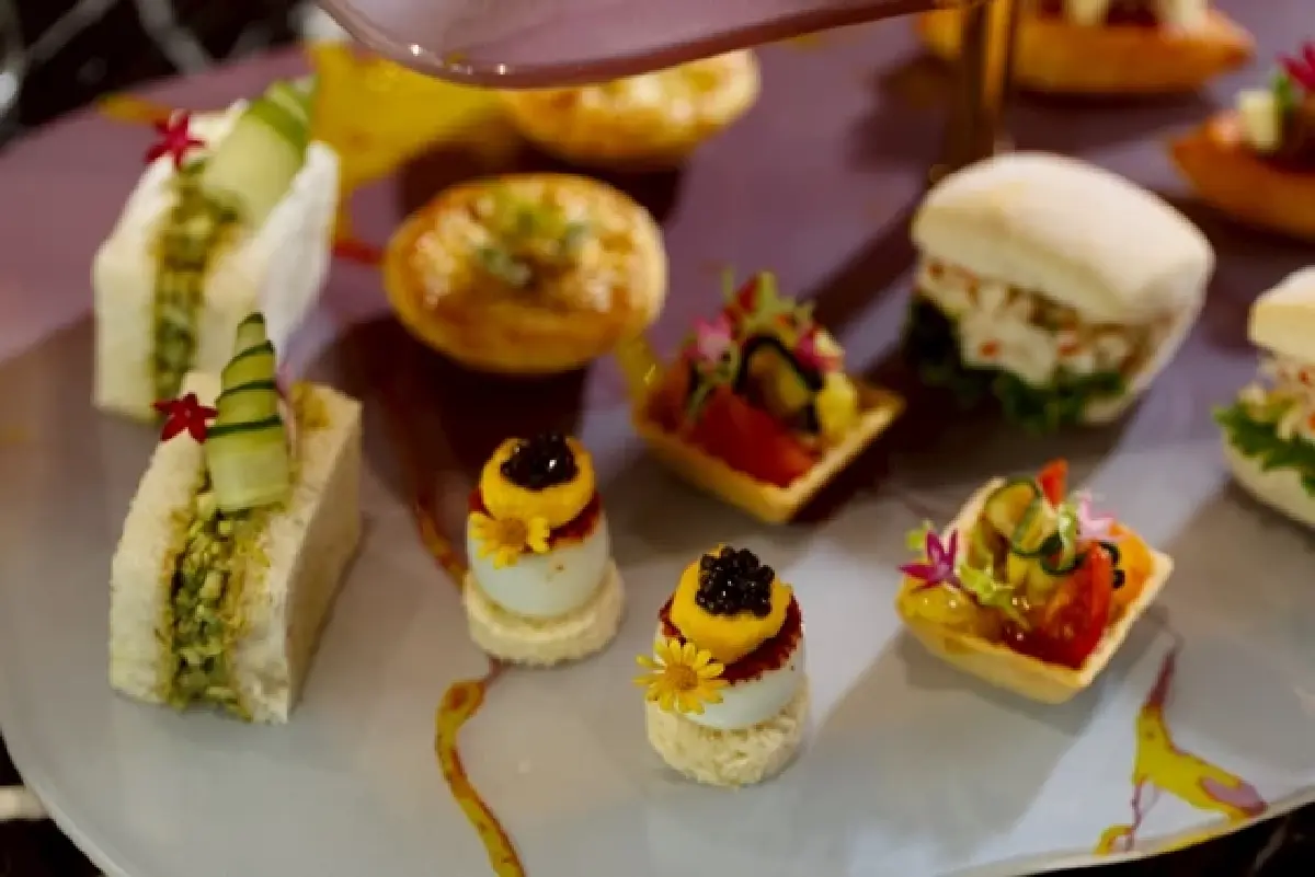 'ชุดน้ำชายามบ่าย' ขนมหวาน สุดพิเศษ โดย 'เชฟลอว์เรนซ์ โบโบ'