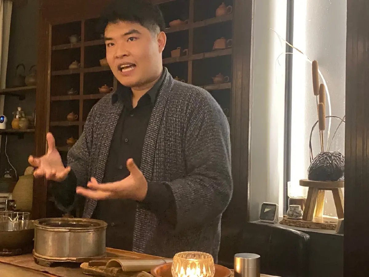 ปล่อยเวลาไปกับการดื่มชาที่บาร์ชาร้อนๆ zhong.bkk tea bar ย่านรางน้ำ