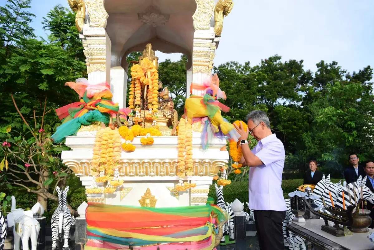 ‘เมฆินทร์’ ถือฤกษ์ 7.00 สักการะสิ่งศักดิ์สิทธิ์ ก่อนรับตำแหน่ง ‘เลขาฯ รมช.สธ.’