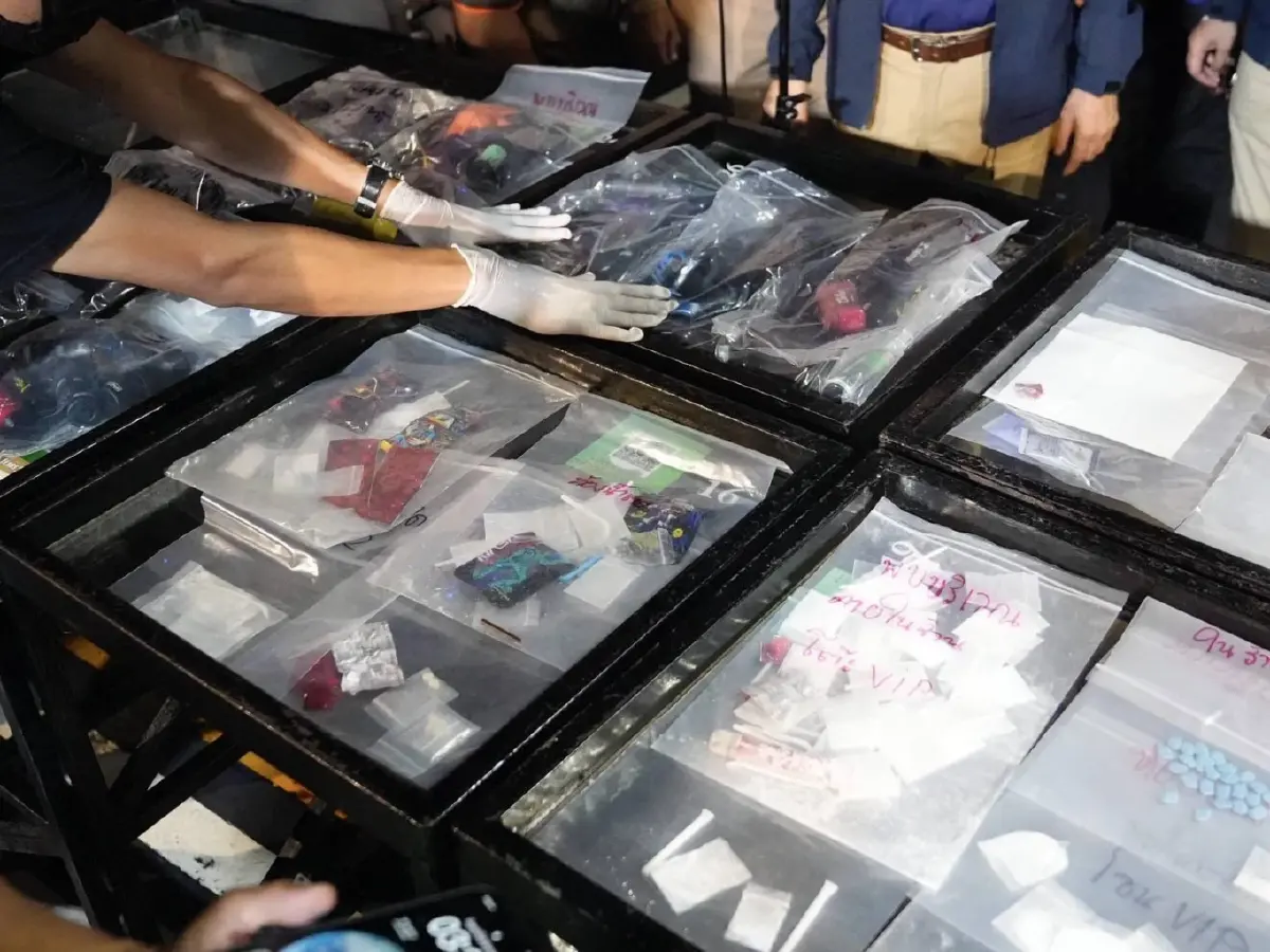 รังสิตมันร้าย! บุกผับเถื่อนอัพยา ฉี่ม่วงนับร้อย ยาเสพติดเกลื่อน