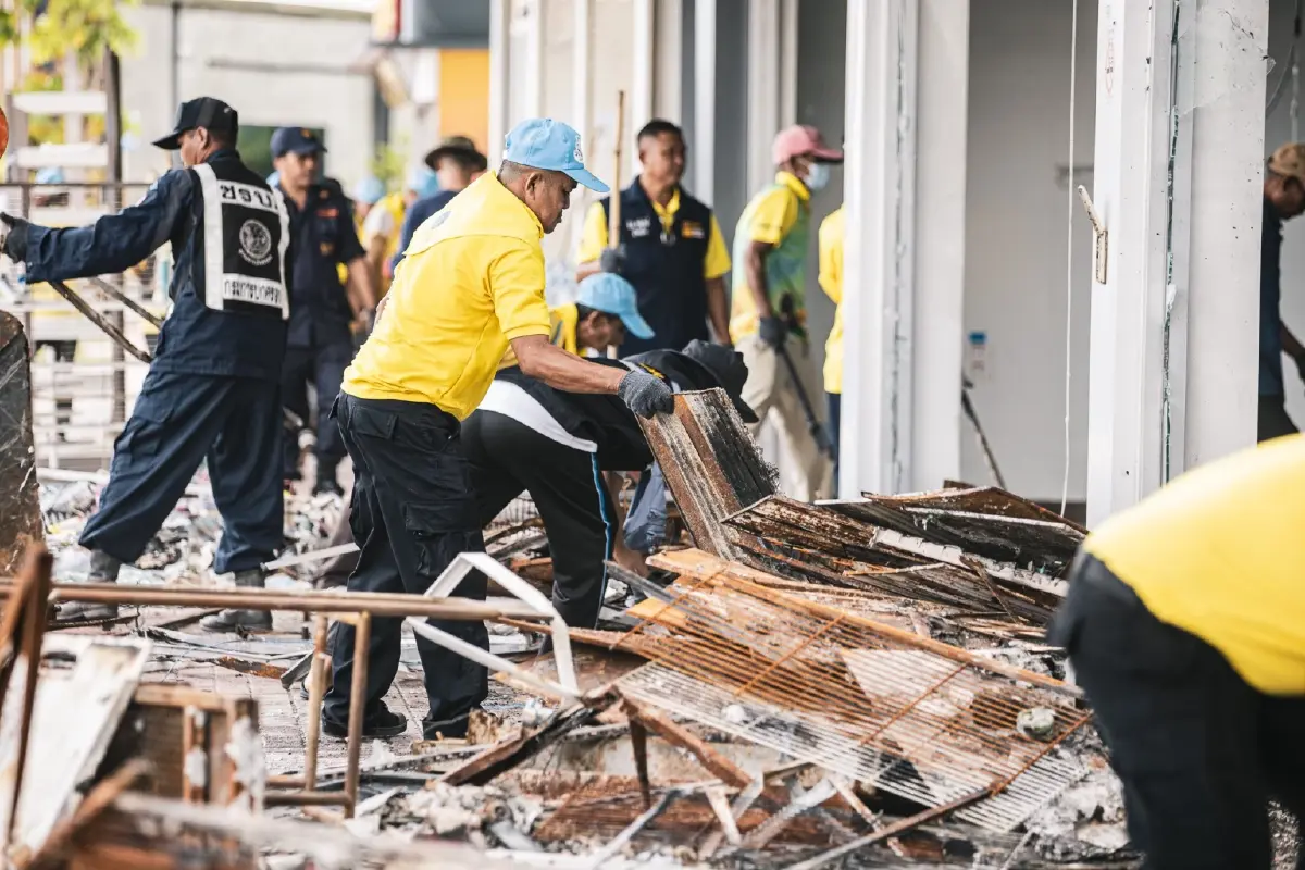 จิตอาสา เก็บกู้ซาก 7-11 ปตท.บ้านผือ ศรีสะเกษ ถูก BM-21 กัมพูชาตกใส่