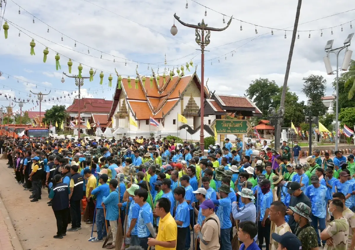 รมว.อรรถกรฯ จับมือทีมจิตอาสา ฟื้นฟูเมืองน่านหลังวิกฤตน้ำท่วม