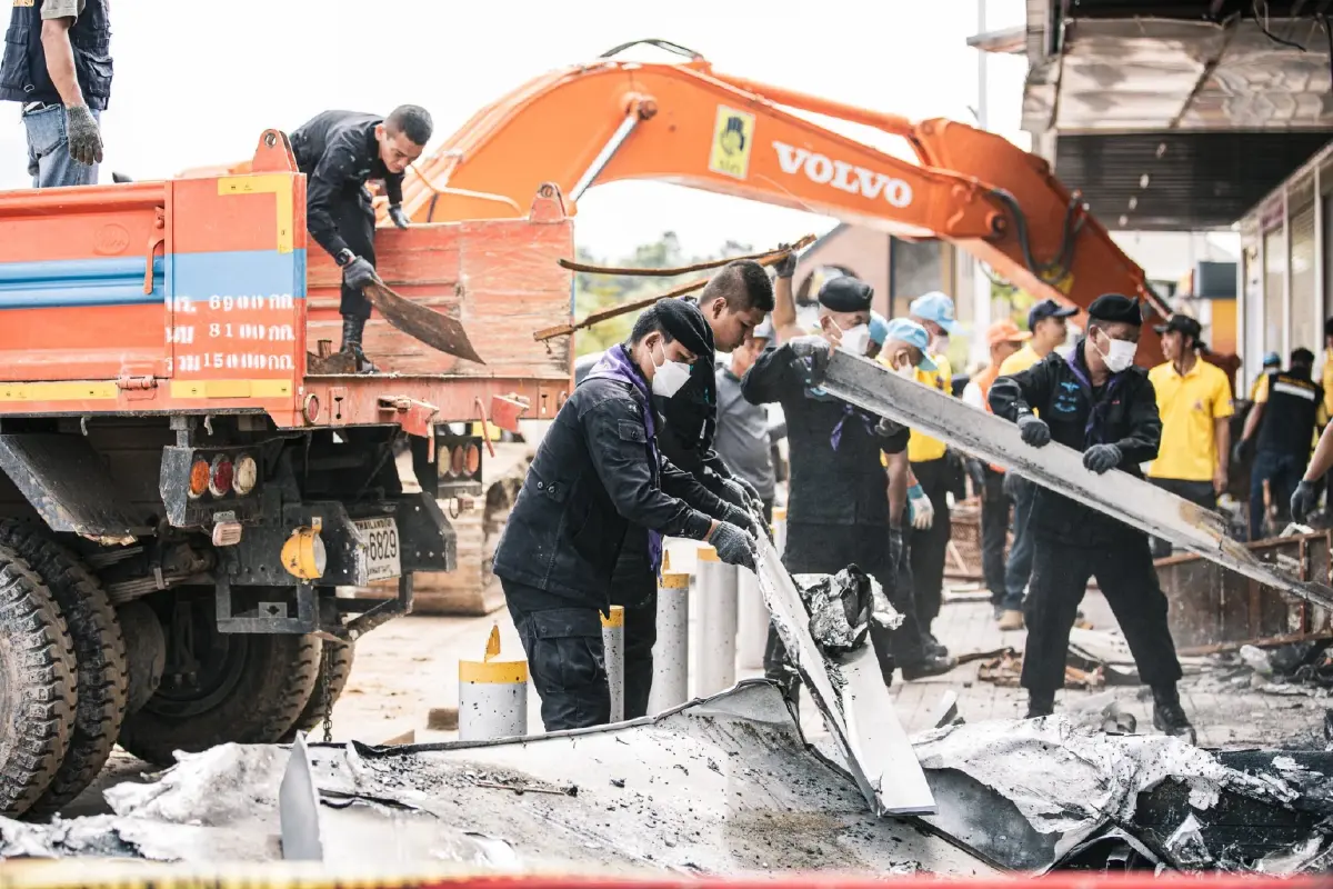 จิตอาสา เก็บกู้ซาก 7-11 ปตท.บ้านผือ ศรีสะเกษ ถูก BM-21 กัมพูชาตกใส่