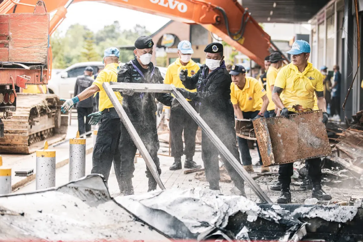 จิตอาสา เก็บกู้ซาก 7-11 ปตท.บ้านผือ ศรีสะเกษ ถูก BM-21 กัมพูชาตกใส่