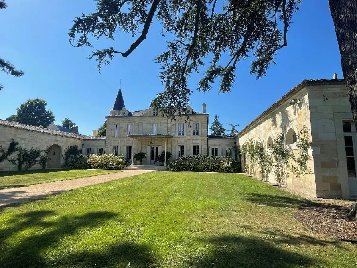 ชาโต เชอวาล บลอง ชิมเจ้า ‘ม้าขาว’ ถึงชาโต