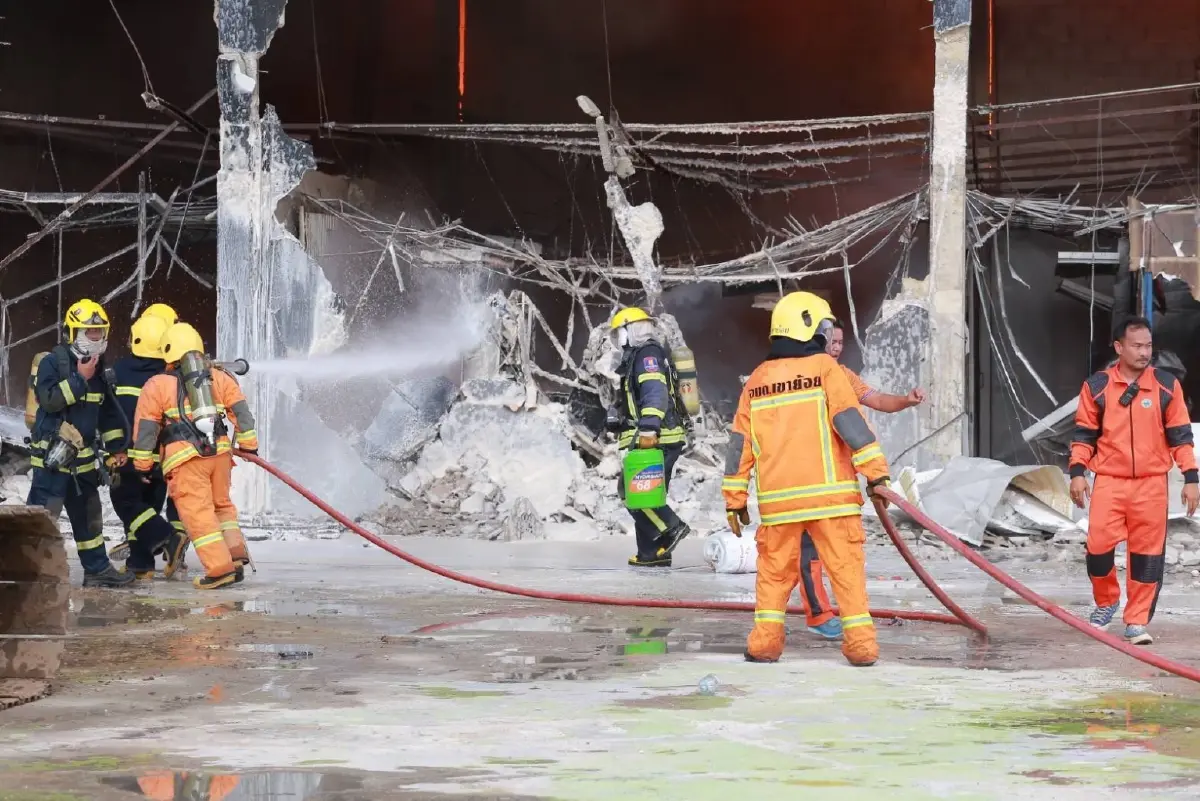 คืบหน้า ไฟไหม้โรงงานเขาย้อยรอบ 3 เพลิงโหมไม่หยุด ระดมดับเพลิง