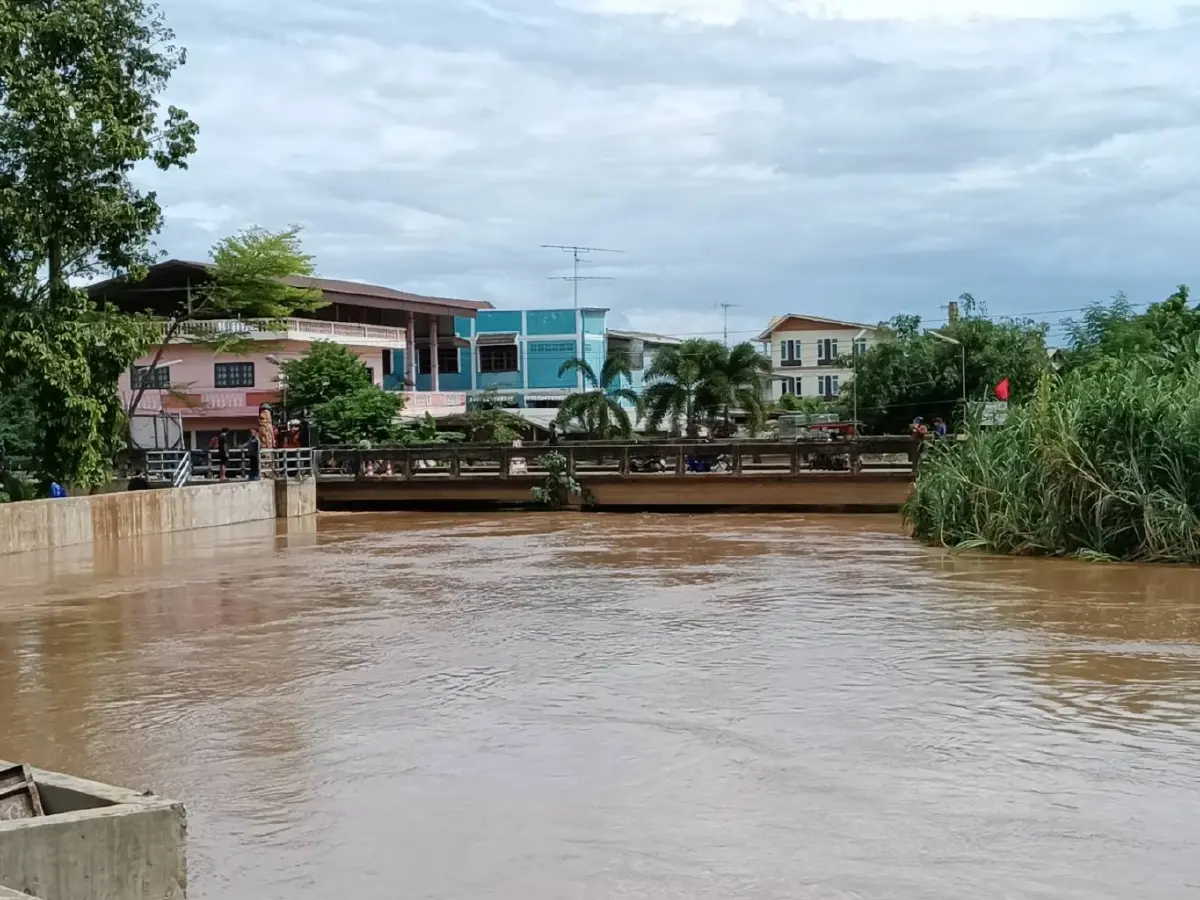เตือน 'ธงแดง' หล่มสัก-หล่มเก่า ขนของหนีน้ำ หลังระดับน้ำป่าสักสูง