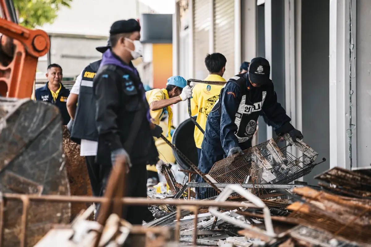 จิตอาสา เก็บกู้ซาก 7-11 ปตท.บ้านผือ ศรีสะเกษ ถูก BM-21 กัมพูชาตกใส่