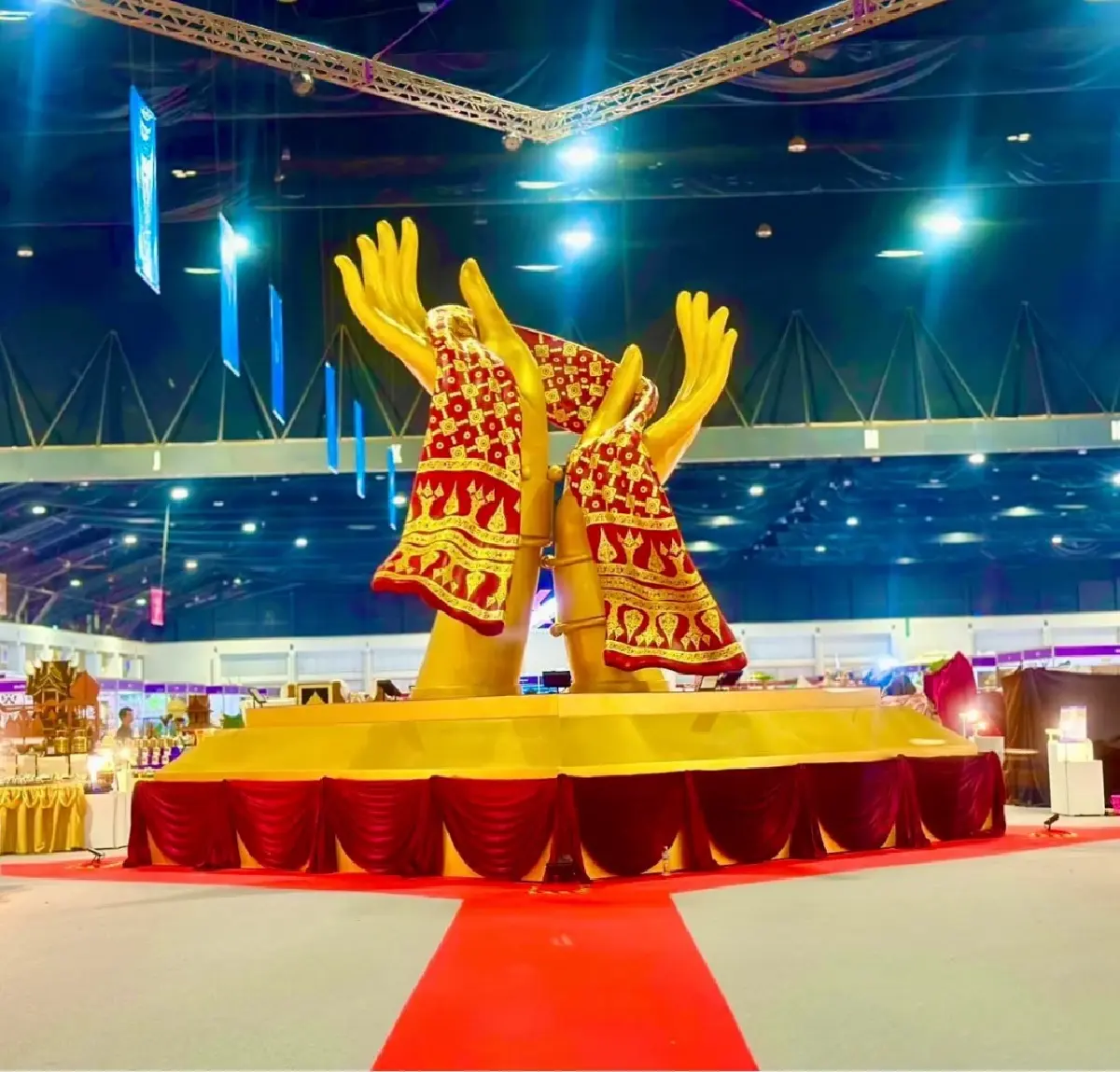 “OTOP ศิลปาชีพ ปี 68” ผ้าไทยสุดฮิต คนแห่ช้อปแน่น รับเทศกาลวันแม่