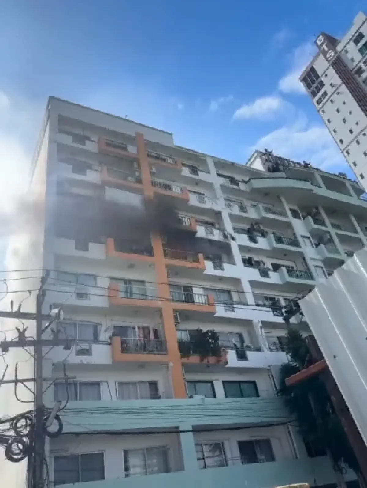 หนีตายอลหม่าน ไฟไหม้คอนโด ชั้นที่ 6 ซอยวิภาวดีรังสิต 3 เขตจตุจักร