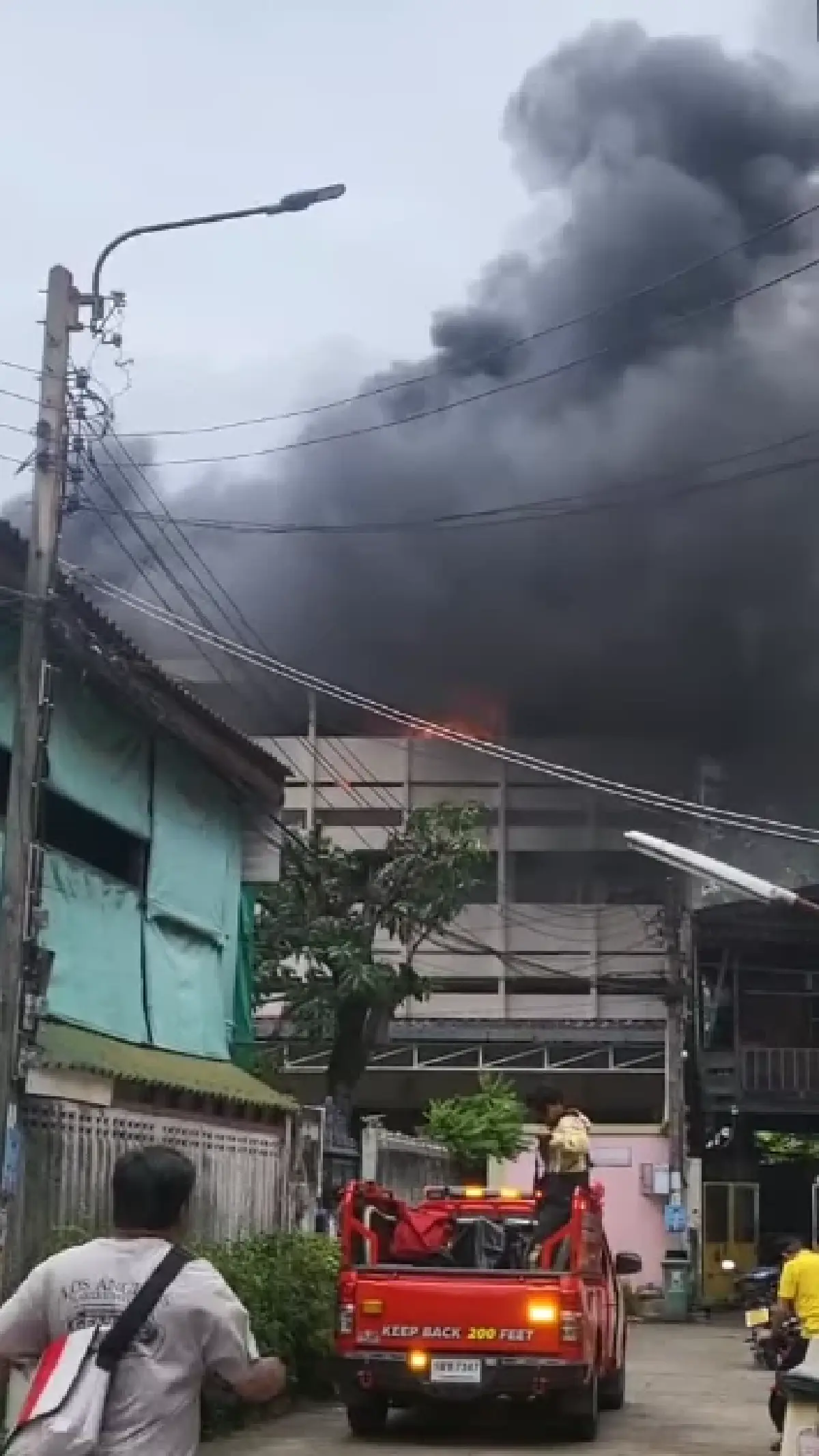 ด่วน ไฟไหม้บ้านปชช. ซ.เจริญนคร 46 เร่งช่วยเหลือผู้ติดค้างในอาคาร