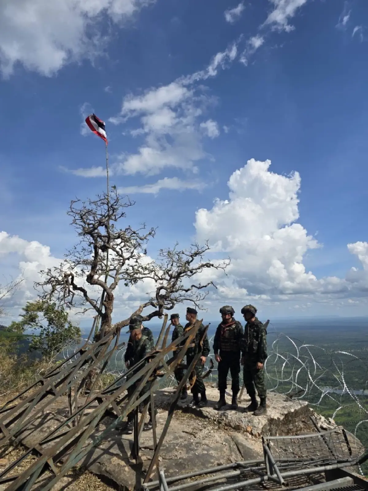 มทภ.2 ตรวจเยี่ยมภูมะเขือ ย้ำกำลังพล ไม่ประมาท ปกป้องอธิปไตย