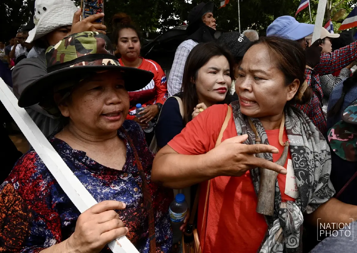 พร้อมชนเขมร 'เจ๊เอ๋' ร่วมทีมชาวบ้าน-กลุ่มคนไทยรักชาติ บุกชายแดนสระแก้ว