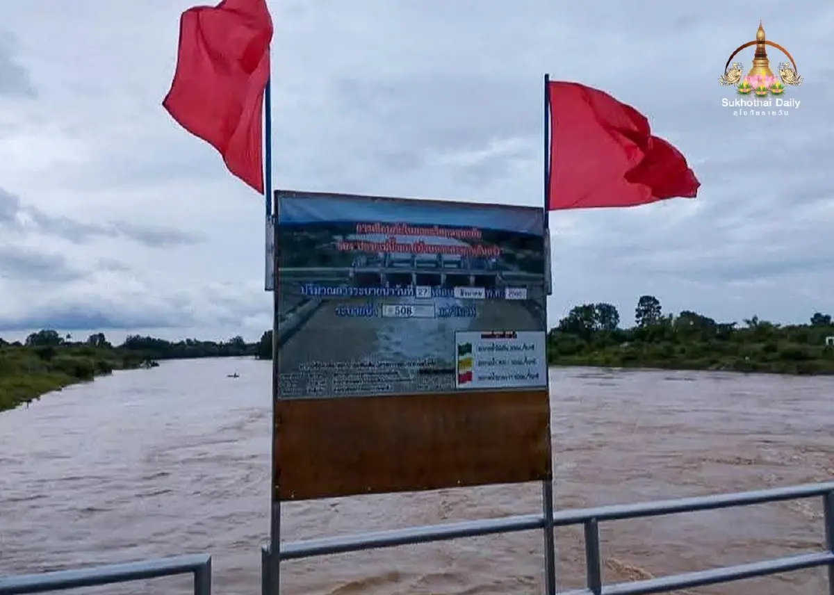 ปักธงแดง! หาดสะพานจันทร์ สุโขทัย เตือนภัย น้ำล้นเกิน 120%