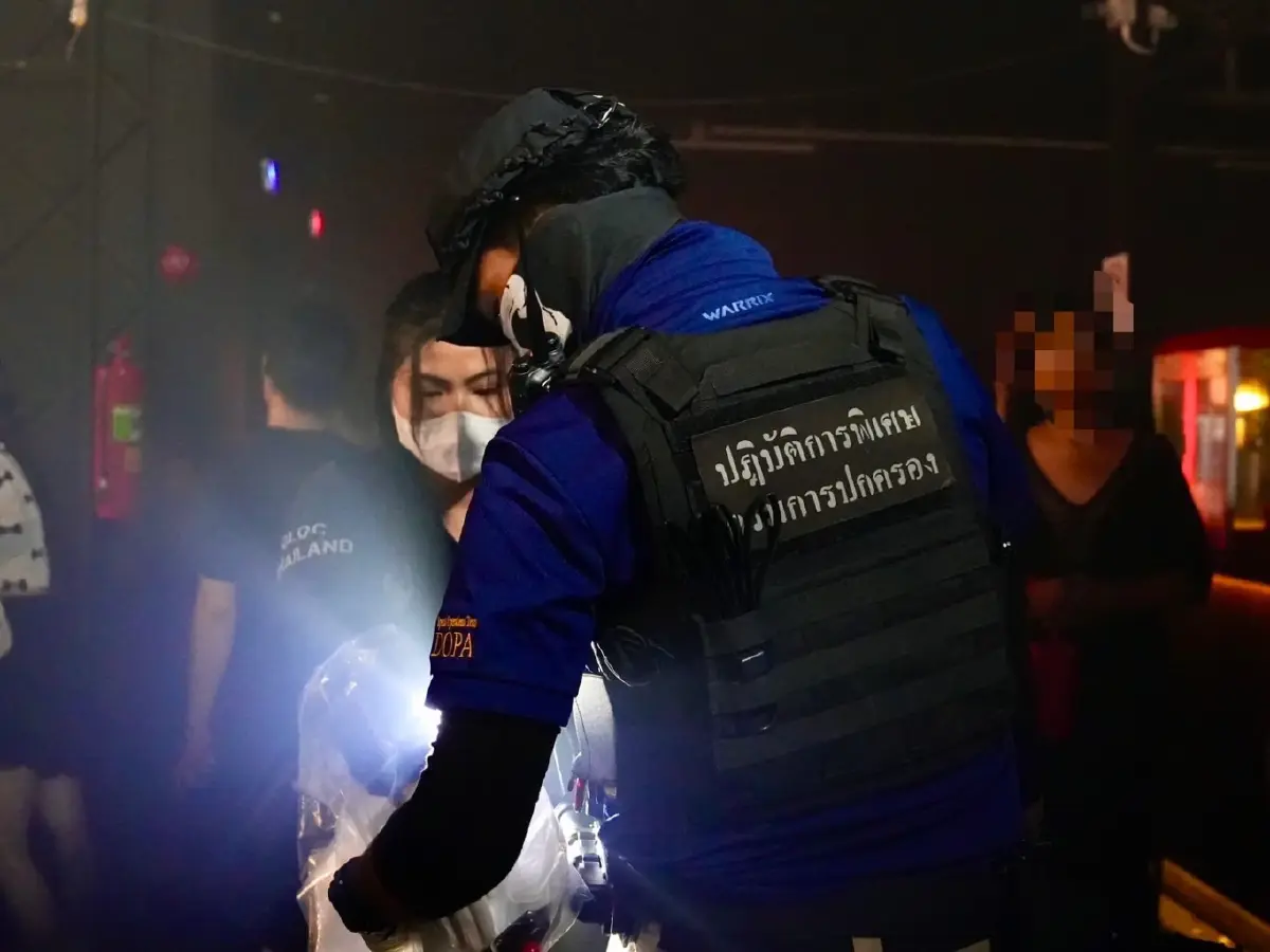 บุกผับดังปทุมธานี นักเที่ยวโกลาหล ตรวจปัสสาวะสีม่วง 173 คน จี้สั่งปิด
