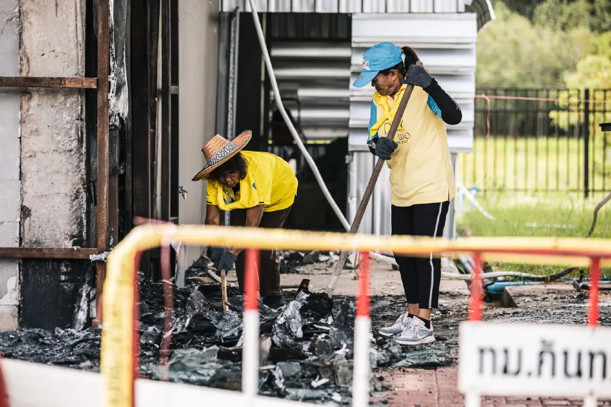 จิตอาสา เก็บกู้ซาก 7-11 ปตท.บ้านผือ ศรีสะเกษ ถูก BM-21 กัมพูชาตกใส่