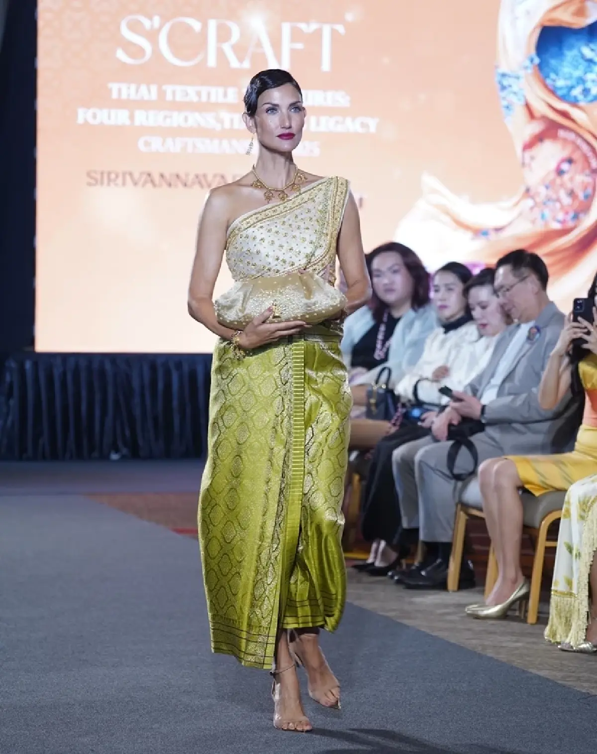 ​​​​กระเป๋าผ้าไหมไทย 2 ใบพิเศษจากปูมผ้าทอ 2 ครูศิลป์ของแผ่นดิน