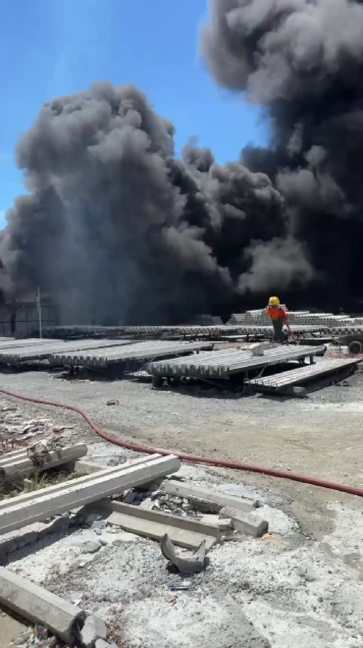 ไฟไหม้ใหญ่ ร้านรับซื้อของเก่า บางปะกง จ.ฉะเชิงเทรา เร่งดับเพลิง