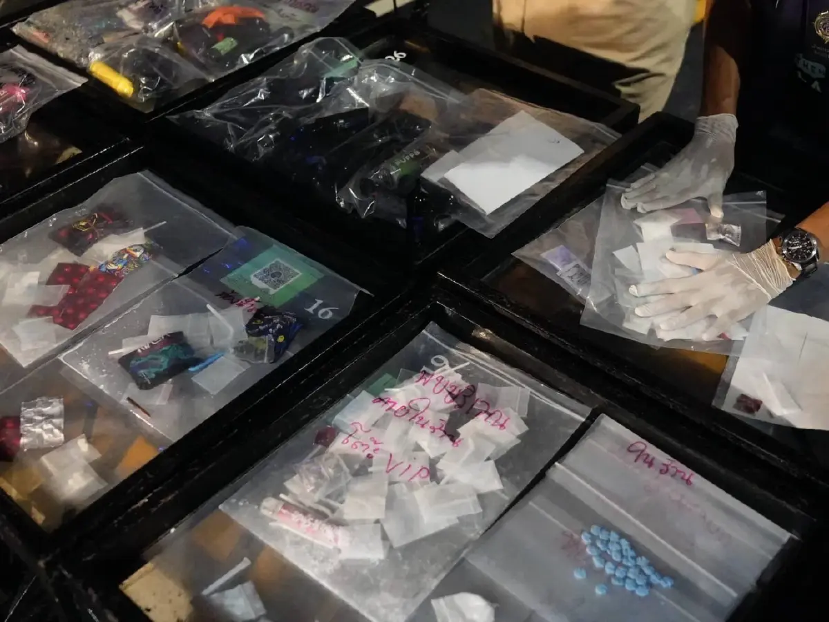 รังสิตมันร้าย! บุกผับเถื่อนอัพยา ฉี่ม่วงนับร้อย ยาเสพติดเกลื่อน