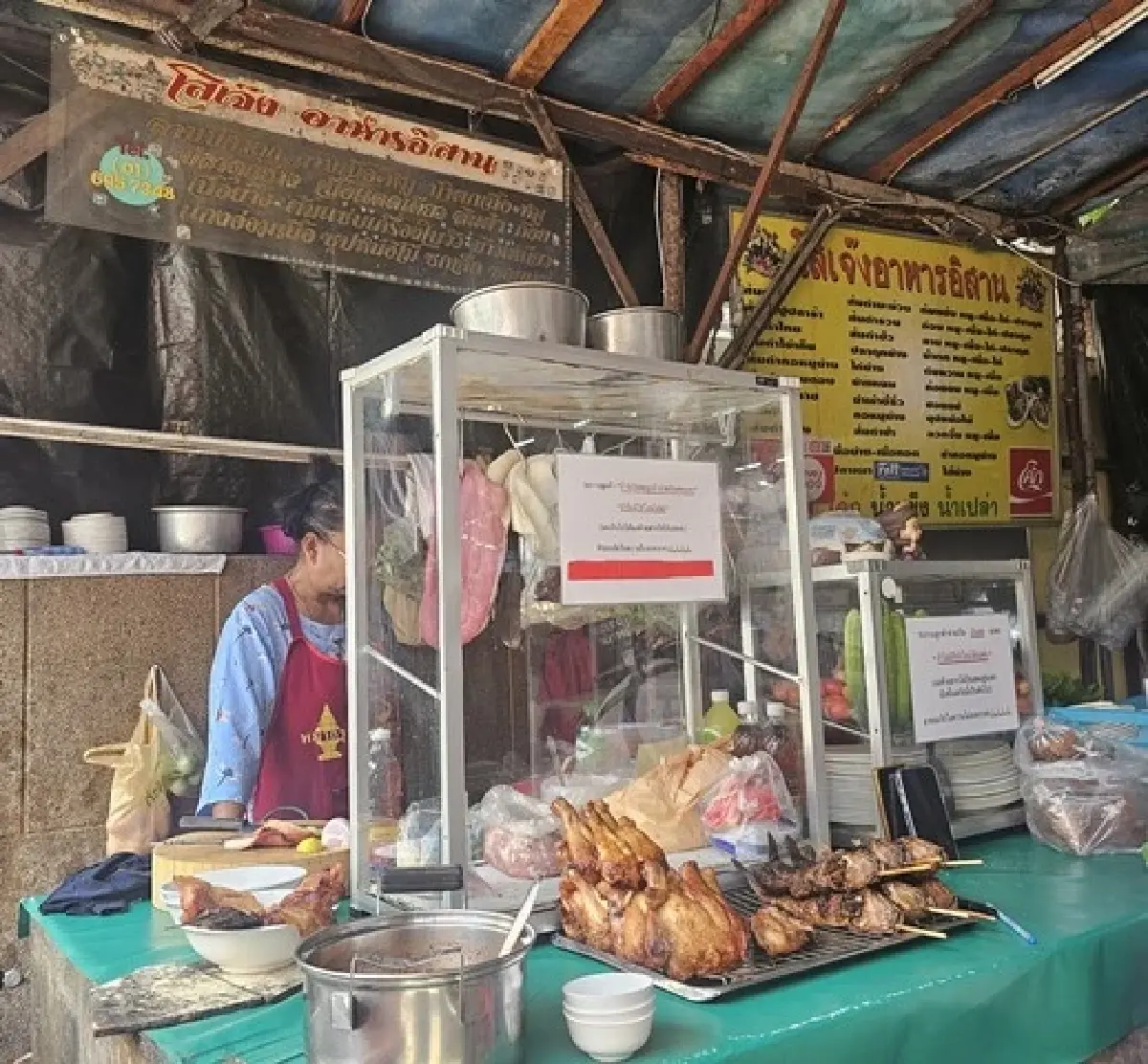 ‘โสเจ๊ง’ ยังไม่เจ๊ง ขายอาหารอีสาน อร่อยมานานใน ‘ย่านอโศก’