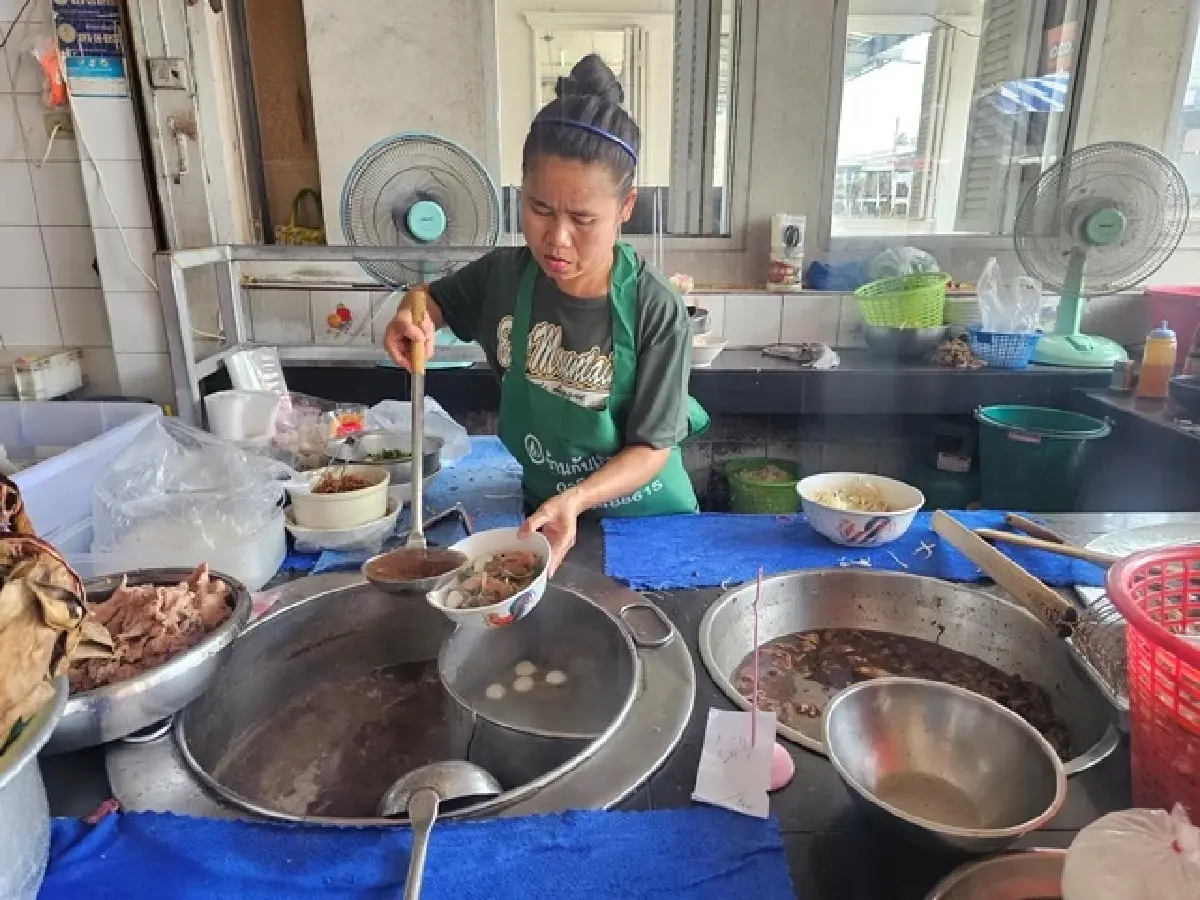 ‘ธัญพร เนื้อตุ๋น’ ขายมา 33 ปี ใน ‘ซอยวัชรพล’ หมูตุ๋น ก็อร่อยนะ