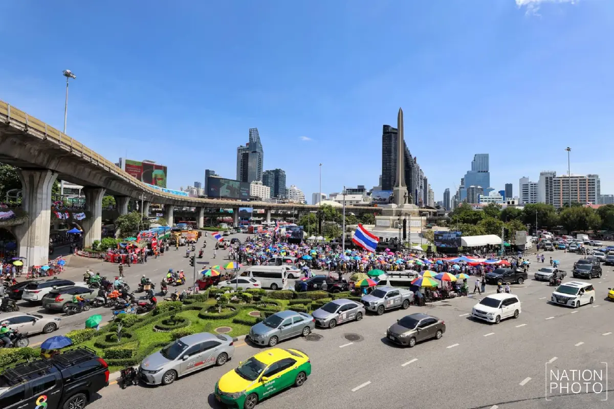 ภาพล่าสุด ม็อบชุมนุม อนุสาวรีย์ชัยฯ ตร.คุมเข้มพื้นที่ เช็กทางเลี่ยง