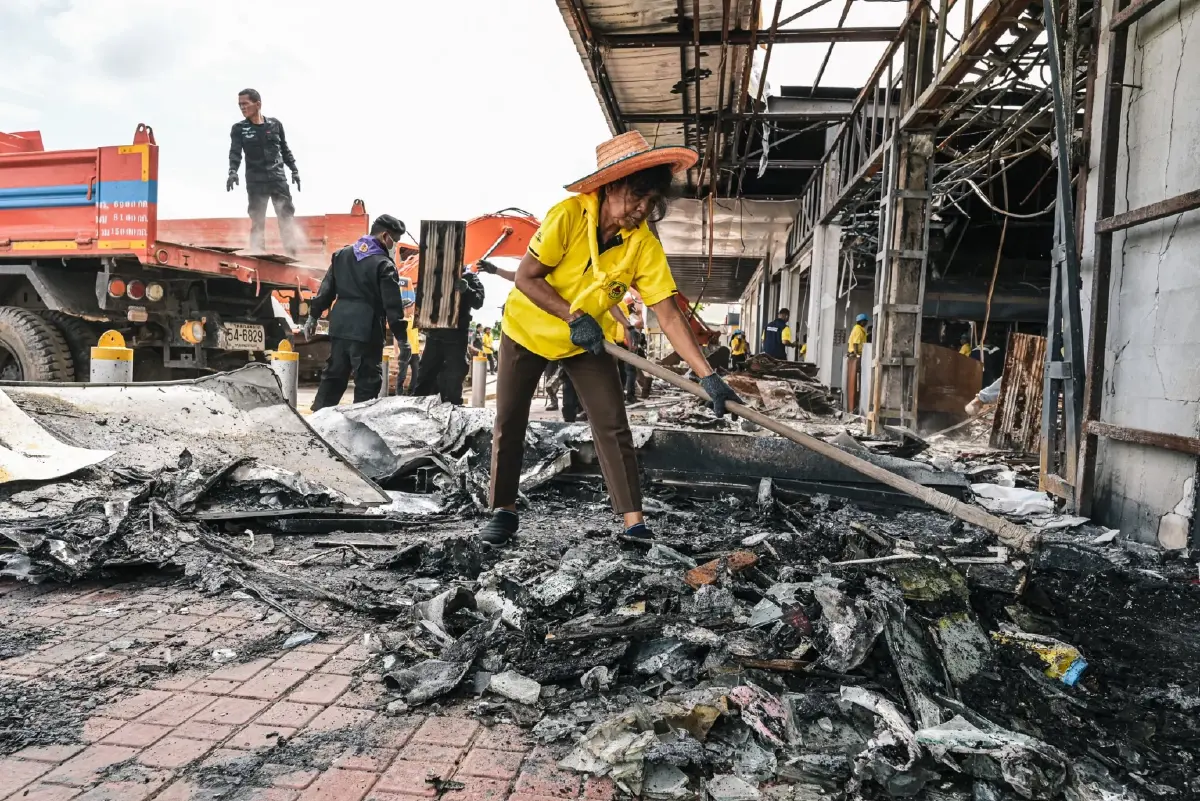 จิตอาสา เก็บกู้ซาก 7-11 ปตท.บ้านผือ ศรีสะเกษ ถูก BM-21 กัมพูชาตกใส่