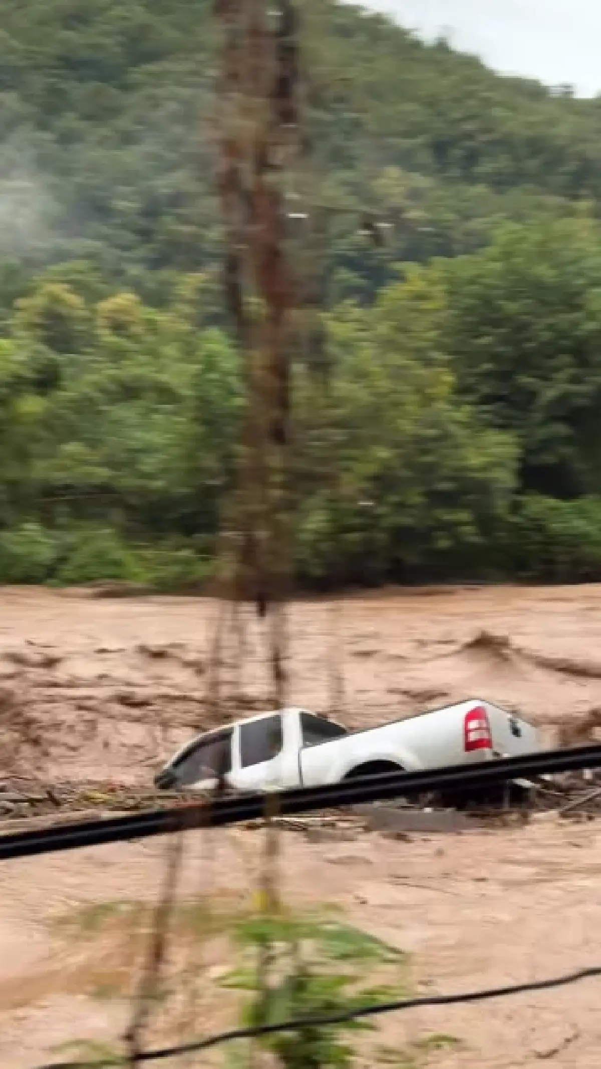 ฤทธิ์คาจิกิ ฝนตกหนักแม่ฮ่องสอน น้ำป่าซัดแรง พัดรถยนต์ไหลตามน้ำ