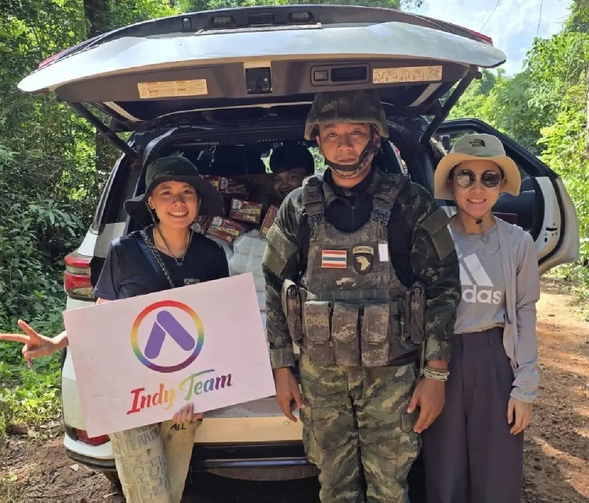 หัวหน้าก้าวอิสระ ส่งกำลังใจทหารแนวหน้า มอบ แผ่นเหล็ก - เครื่องสร้างบังเกอร์