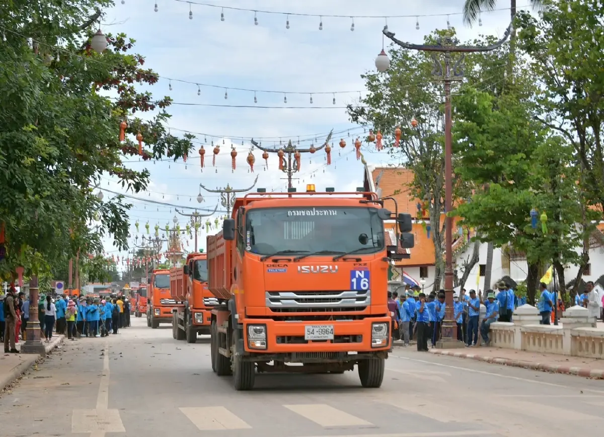 รมว.อรรถกรฯ จับมือทีมจิตอาสา ฟื้นฟูเมืองน่านหลังวิกฤตน้ำท่วม