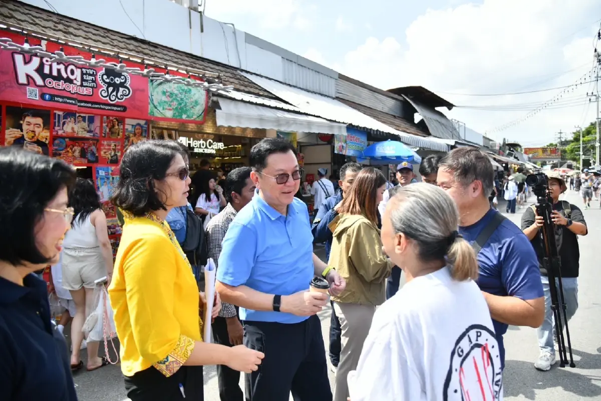 จตุพรลงพื้นที่ตลาดนัดจตุจักร ให้กำลังใจพ่อค้าแม่ค้า