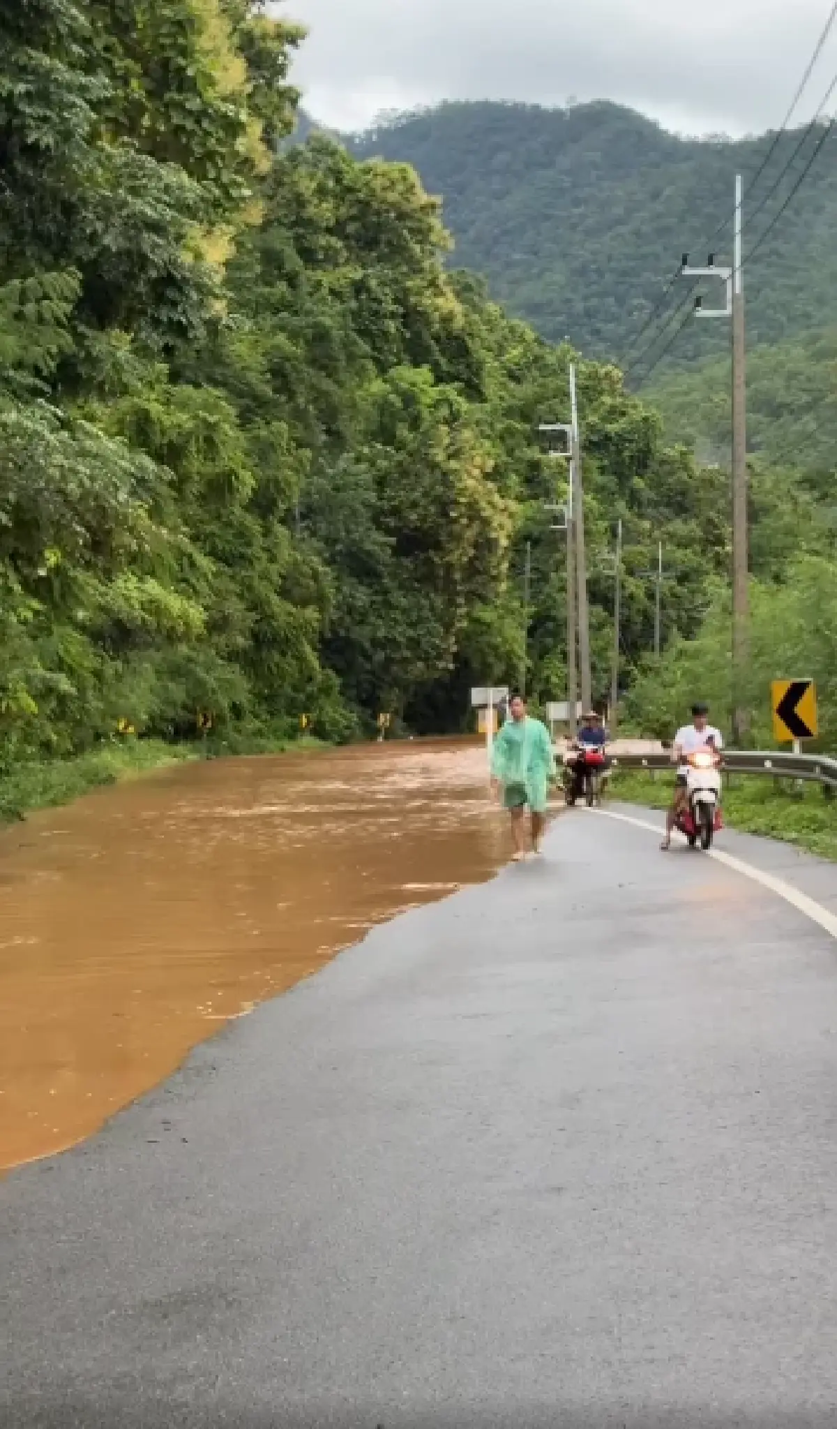ฤทธิ์คาจิกิ ฝนตกหนักแม่ฮ่องสอน น้ำป่าซัดแรง พัดรถยนต์ไหลตามน้ำ