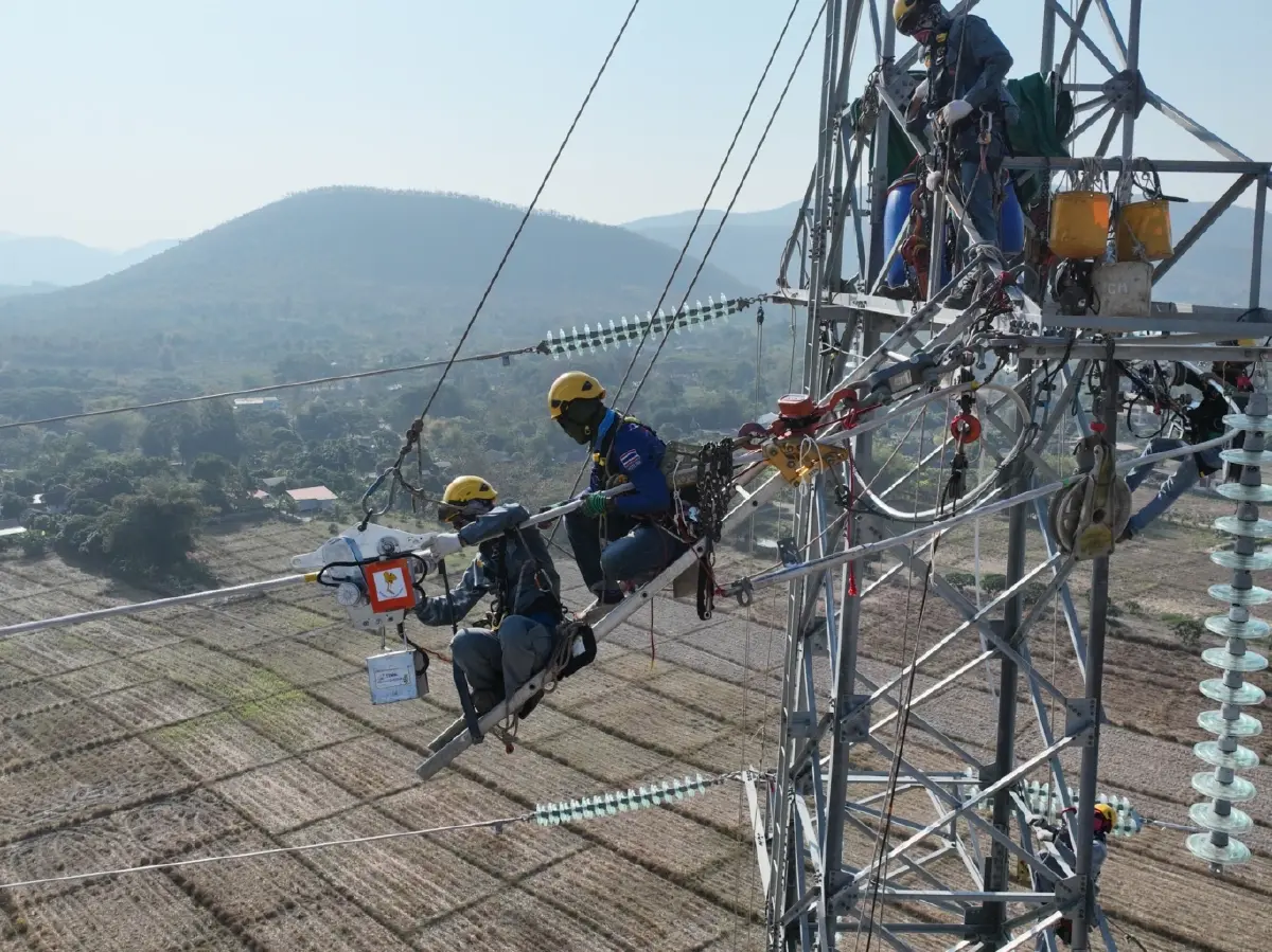 กฟผ. พลิกโฉมระบบไฟฟ้า โชว์นวัตกรรมขึงสายส่งไฟฟ้าแรงสูง 'ไม่ดับไฟ'