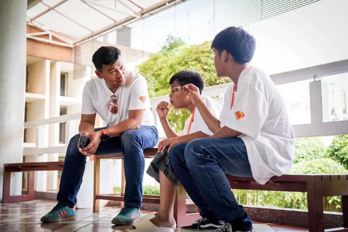 ‘ธนบวร’ จัดโครงการพาน้องเที่ยว พาเด็กมูลนิธิบ้านพระพรสู่บางแสน