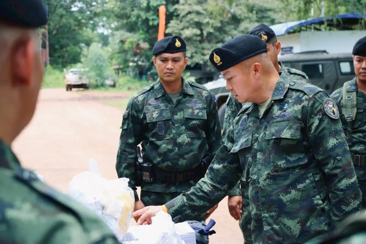 มทภ.2 เยี่ยม ฉก.1-3 มอบสิ่งของพระราชทาน ทหารชายแดนไทย-กัมพูชา