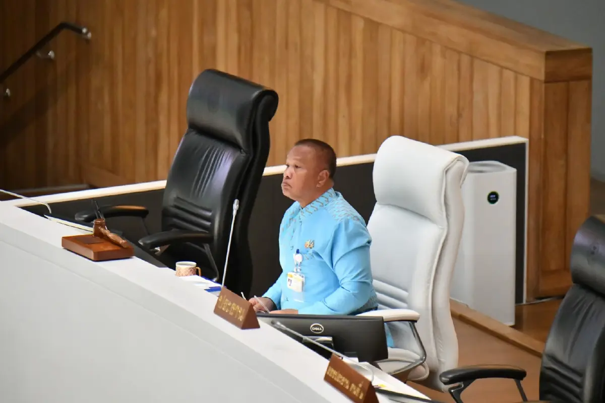 3 กลุ่มผสมโรง ปิดสวิตซ์ ‘สีน้ำเงิน’ ถอดถอน 136 สว. ล้างอำนาจ 'ภท.'