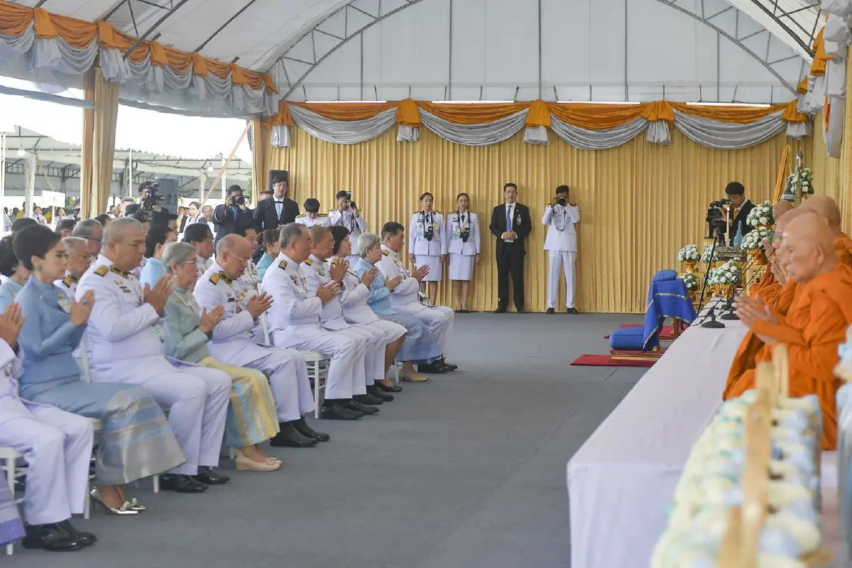ครม. ตักบาตร ถวายพระราชกุศล วันเฉลิมฯ พระบรมราชชนนีพันปีหลวง 12สิงหาฯ