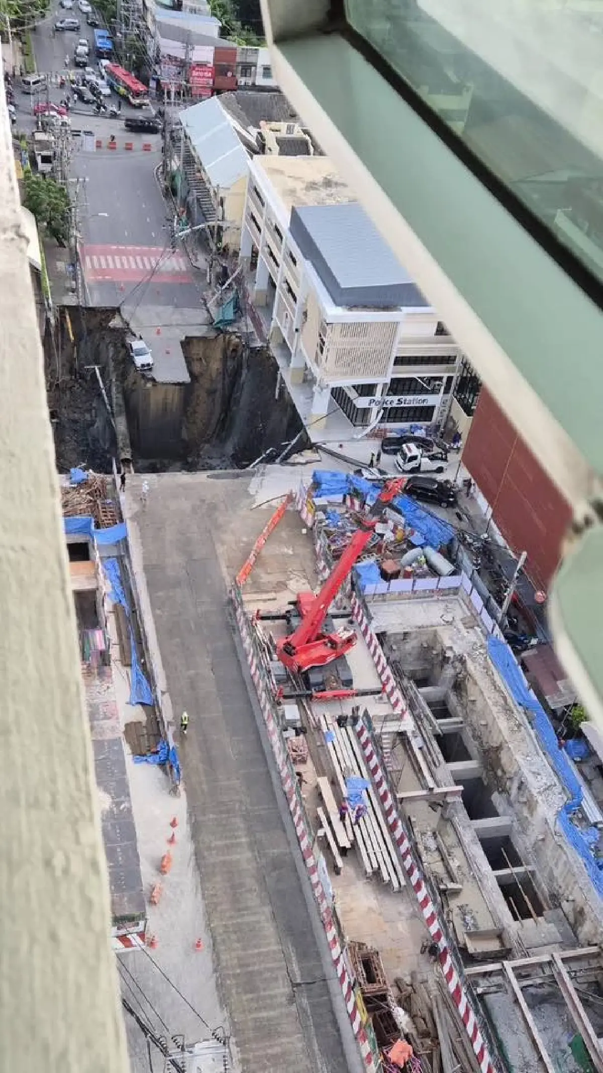 เลี่ยงถนนสามเสน ถนนทรุด ท่อน้ำแตก มีน้ำท่วม ปิดถนน รพ.วชิรพยาบาล